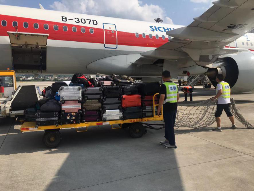 確保旅客順暢出行，機場一線職工高溫堅守！