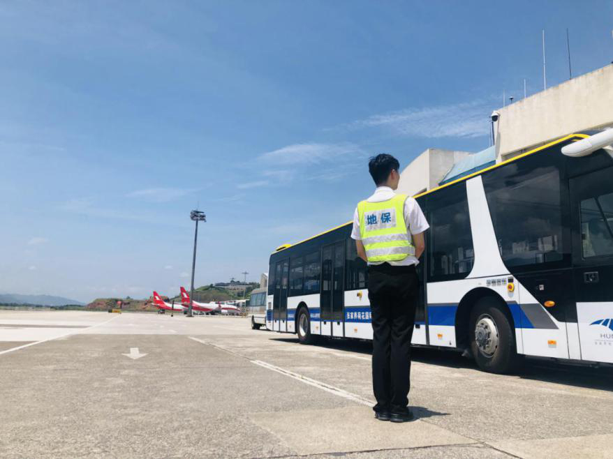 確保旅客順暢出行，機場一線職工高溫堅守！