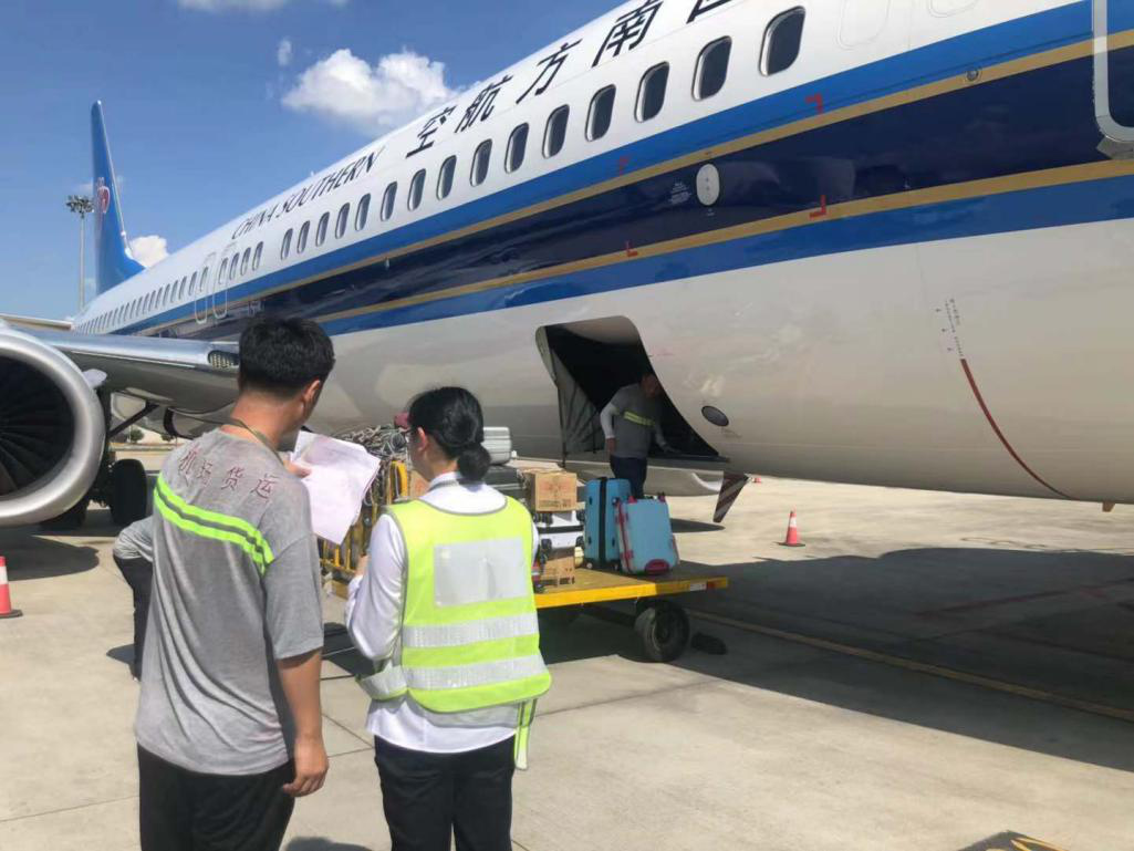 確保旅客順暢出行，機場一線職工高溫堅守！