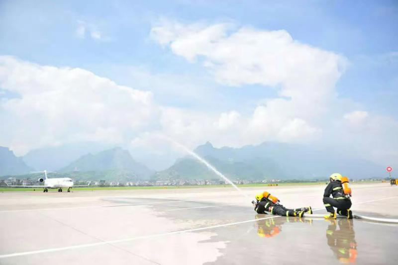 確保旅客順暢出行，機場一線職工高溫堅守！
