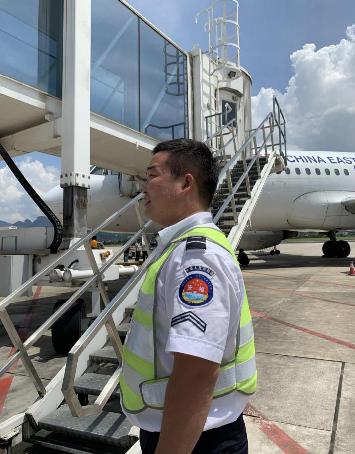 確保旅客順暢出行，機場一線職工高溫堅守！